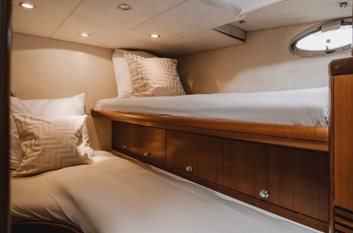Аренда яхты Galeon 440 в Санкт-Петербурге - гостевая каюта